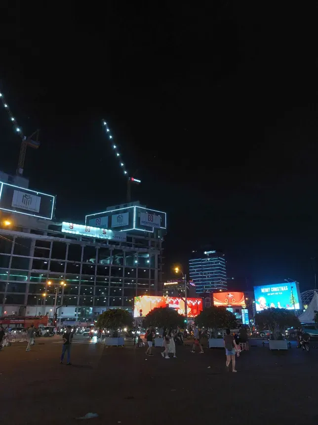 Square in front of Ben Thanh